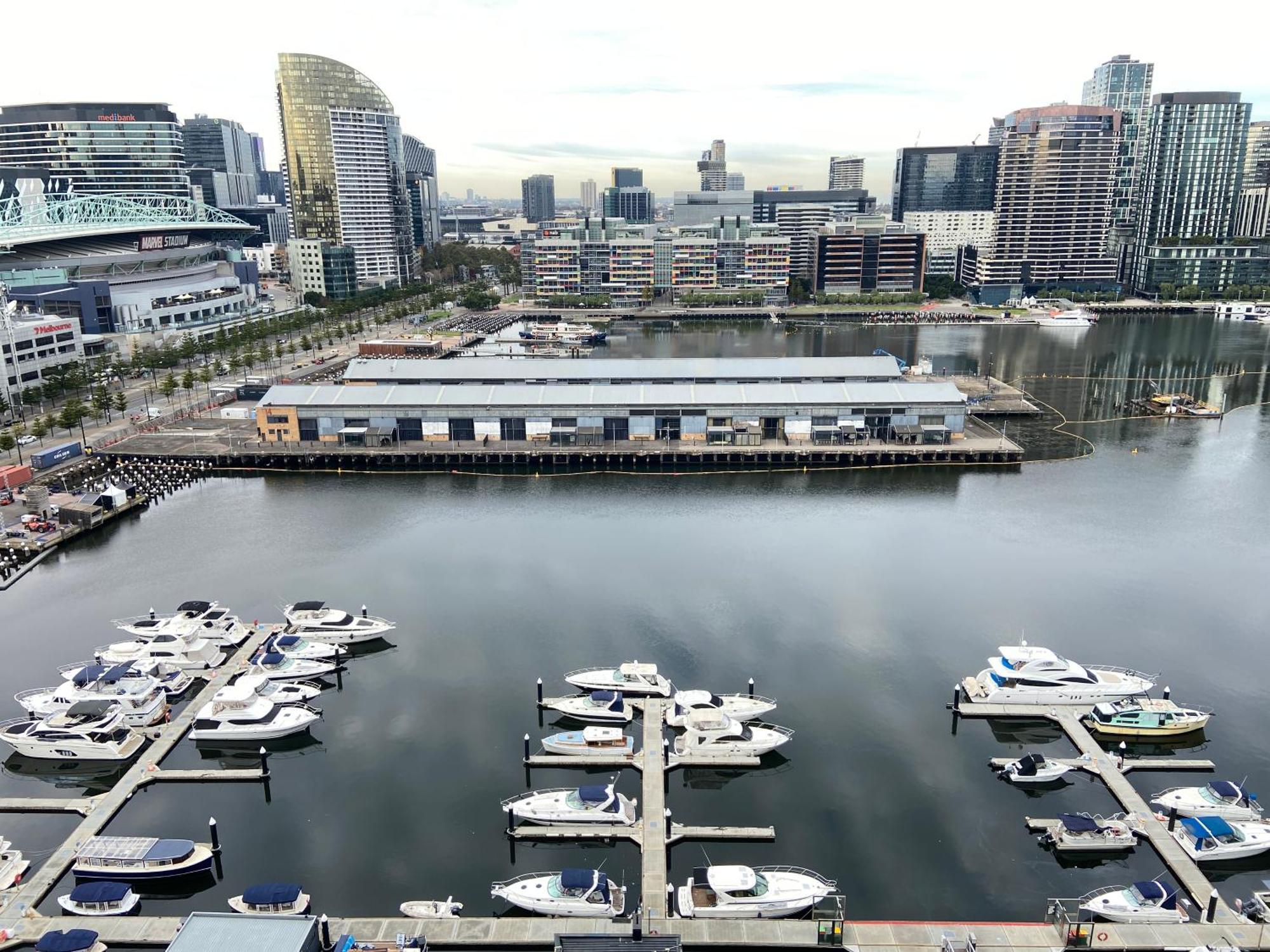 Akom At Docklands Melbourne Bagian luar foto