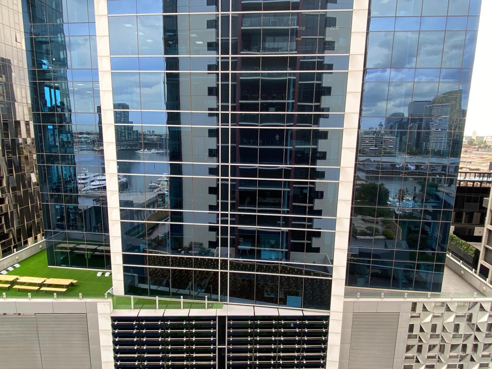 Akom At Docklands Melbourne Bagian luar foto