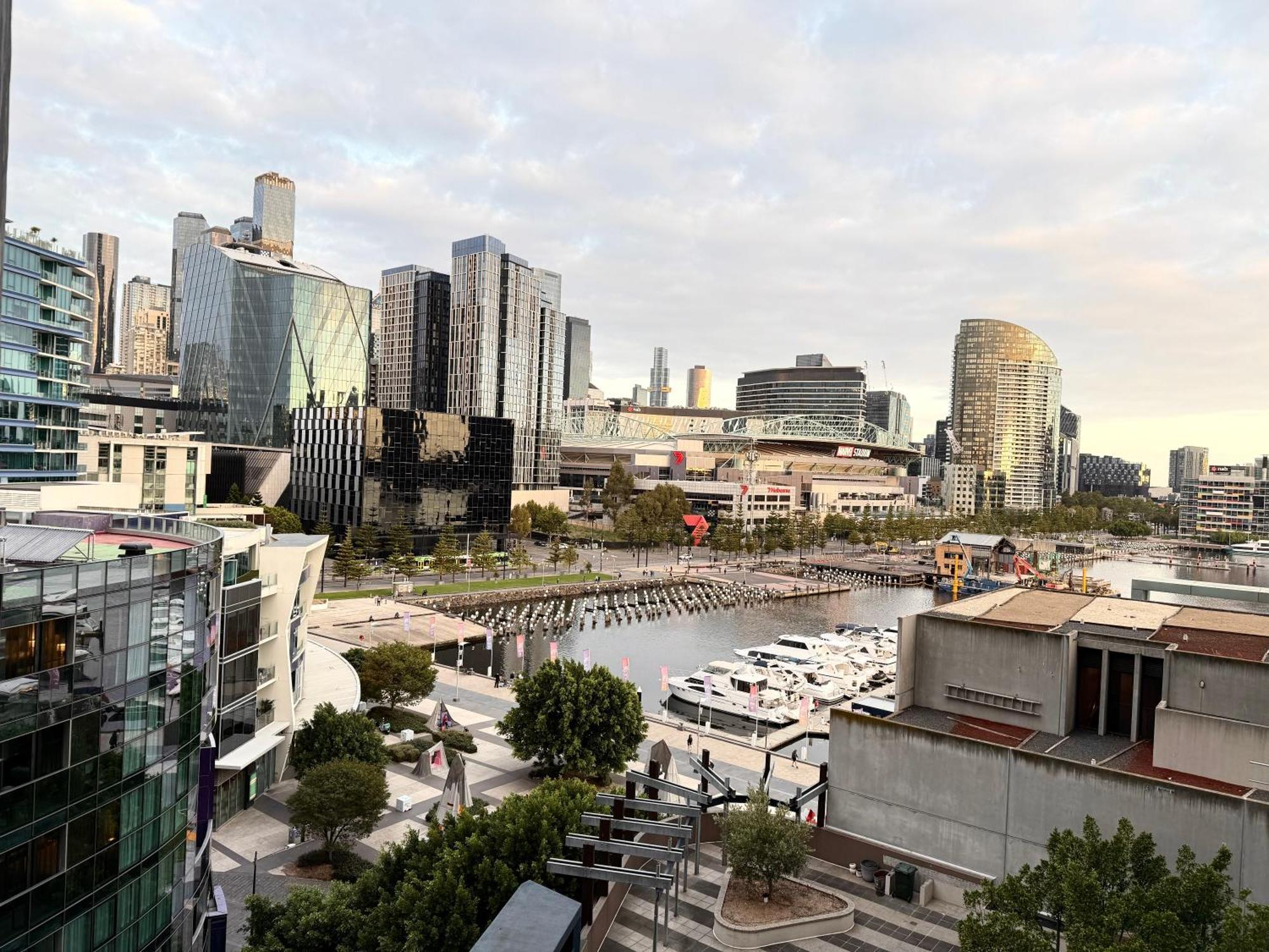 Akom At Docklands Melbourne Bagian luar foto